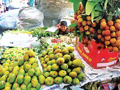 থরে থরে সাজানো রয়েছে আম, লিচু ও জামরুল