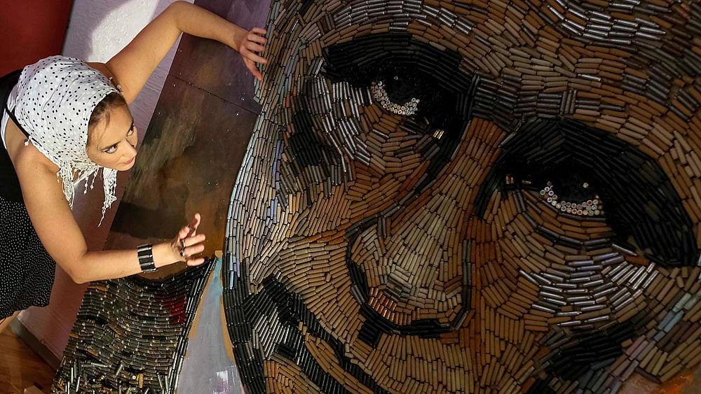 যুদ্ধক্ষেত্রে ব্যবহৃত গুলির খোসা দিয়ে রাশিয়ার প্রেসিডেন্ট ভ্লাদিমির পুতিনের প্রতিকৃতি তৈরি করেছেন ইউক্রেনের শিল্পী দারিয়া মার্কেনকো। প্রতিবাদী এই শিল্পকর্মের নাম দিয়েছেন, ‘যুদ্ধের মুখ’