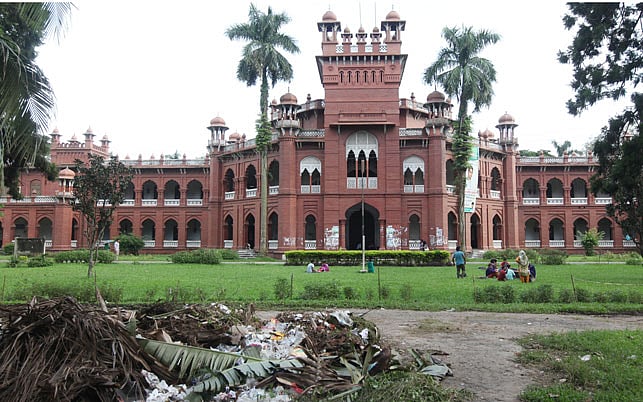 গাছপালাসহ নিরিবিলি পরিবেশ থাকায় ঢাকা বিশ্ববিদ্যালয়ের কার্জন হল এলাকায় অনেকেই ঘুরতে যান। সেখানে ঘুরতে গিয়ে শুক্রবার বিশ্ববিদ্যালয়ের এক ছাত্রী ও তাঁর সহপাঠী ছেলে বন্ধু মারধরের শিকার হয়েছেন