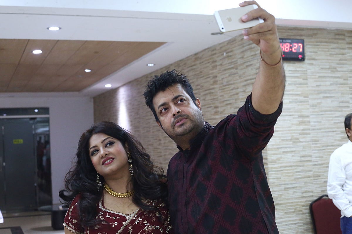 সেলফি তুলছেন তারকা দম্পতি ওমর সানি ও মৌসুমী