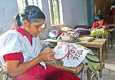 শ্রেণিকক্ষে বসে কাপড়ে সুই–সুতায় নকশা আঁকছে এক ছাত্রী। ছবিটি লালখান বাজার সরকারি প্রাথমিক বিদ্যালয়।