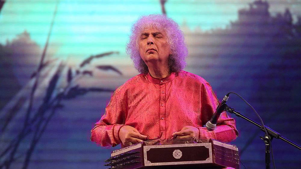 রাজধানীর আর্মি স্টেডিয়ামে বেঙ্গল উচ্চাঙ্গ সংগীত উৎসবে সন্তুর বাজাচ্ছেন পণ্ডিত শিবকুমার শর্মা