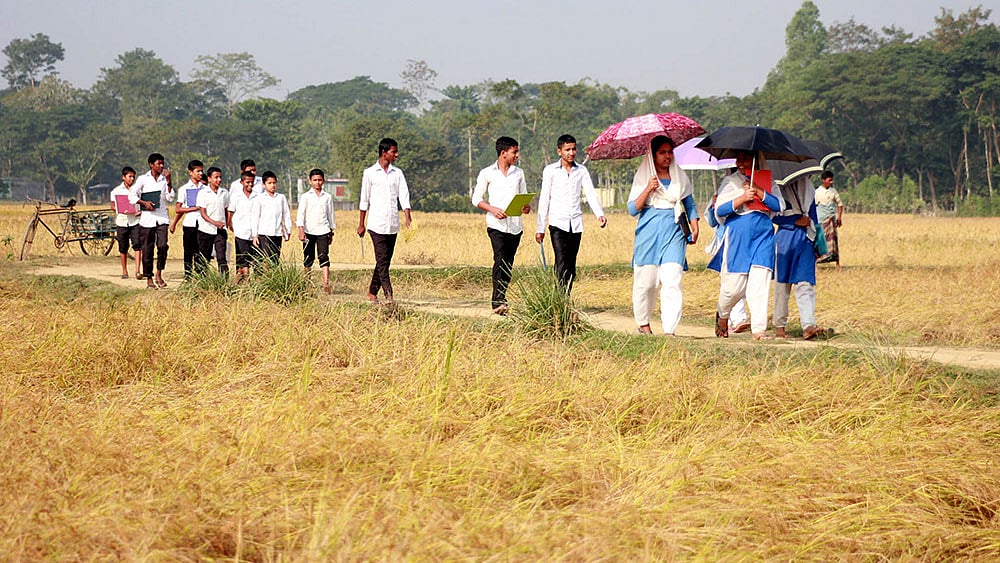 দল বেঁধে বার্ষিক পরীক্ষা দিতে যাচ্ছে শিক্ষার্থীরা। ১১তম গ্রেড দেওয়াসহ তিন দফা দাবিতে কর্মবিরতি পালন করছেন প্রাথমিক শিক্ষকদের একাংশ। দাবি পূরণ না হলে সোমবার শুরু হওয়া বার্ষিক পরীক্ষা বর্জনের হুমকি দিয়েছেন তাঁরা।