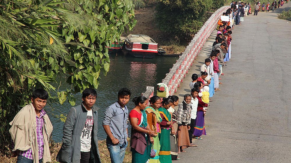 পার্বত্য চট্টগ্রাম চুক্তি যথাযথ, দ্রুত ও পূর্ণাঙ্গ বাস্তবায়ন এবং সমতলের আদিবাসীদের জন্য ভূমি কমিশনের দাবিতে গণ মানববন্ধন। রাঙামাটি সদরের বড়াদম এলাকা।