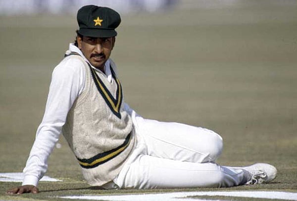 ১৯৯৪ সালে অস্ট্রেলিয়ার বিপক্ষে করাচি টেস্টের চতুর্থ দিন ওয়ার্নকে ম্যাচ হারার জন্য ঘুষ সেঁধেছিলেন পাকিস্তানের অধিনায়ক সেলিম মালিক