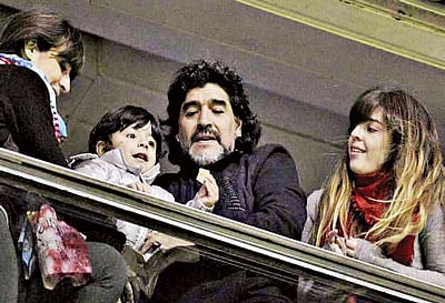 নাতি বেঞ্জামিন ও দুই মেয়ে জিয়ািন্নিনা-দালমার সঙ্গে ডিয়েগো ম্যারাডোনা