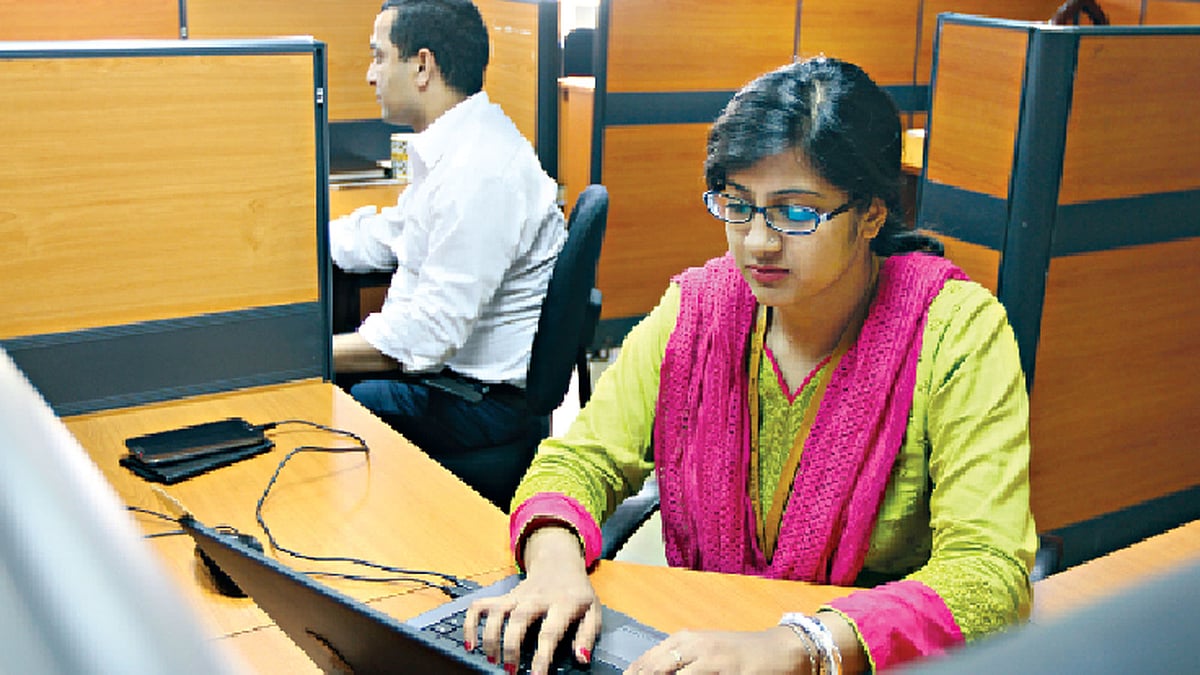 মডেল: পৌলমী