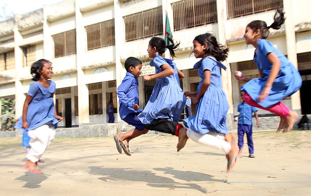শিক্ষাপ্রতিষ্ঠানে শিক্ষার্থীদের এমন উচ্ছ্বাসের মাঝে হতাশার খবর হলো ঝরে পড়ছে শিক্ষার্থীরা