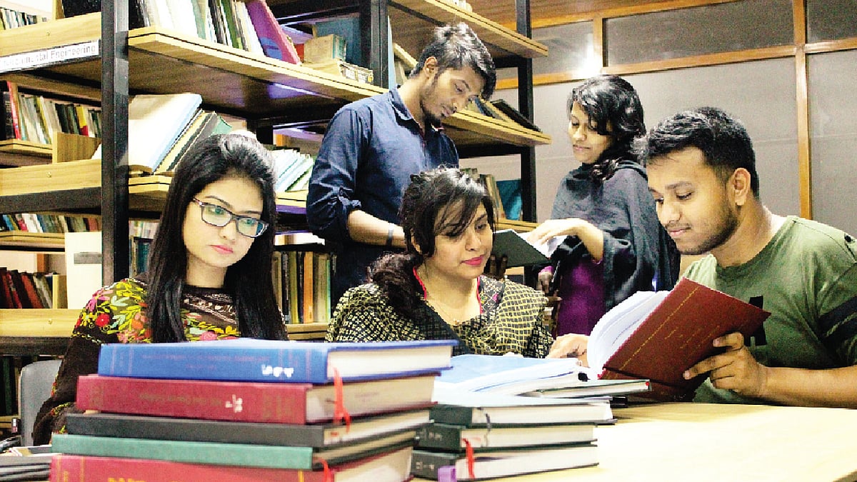 সার্ন বিভিন্ন দেশের শিক্ষার্থীদের জন্য শর্ট টার্ম ইন্টার্নশিপ ঘোষণা করেছে। 
মডেল হয়েছেন সুদীপ্ত, সাবা, লাবিবা, অপূর্ব ও সানজিদা