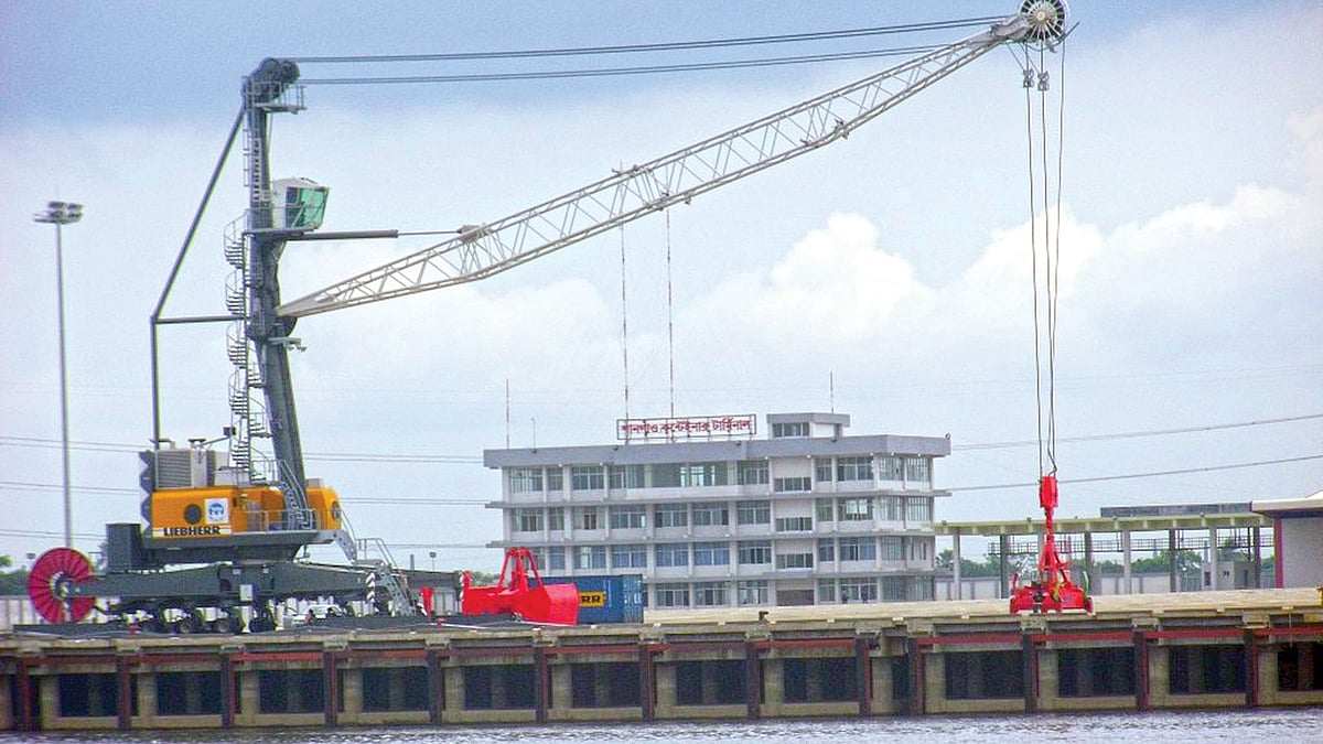 বুড়িগঙ্গা নদীর তীরে কেরানীগঞ্জের পানগাঁও অভ্যন্তরীণ কনটেইনার টার্মিনাল (পিআইসিটি)