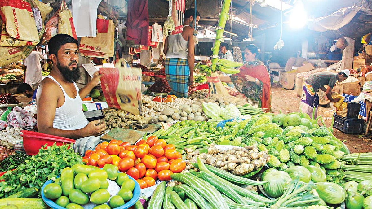 কাঁচাবাজারে বিক্রি হচ্ছে বিভিন্ন সবজি