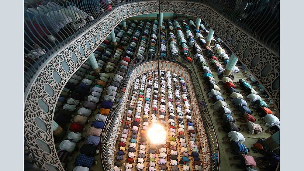 আজ পবিত্র জুমাতুল বিদা বা মাহে রমজানের শেষ শুক্রবার। জুমাতুল বিদায় অংশ নেন হাজার হাজার মুসল্লি