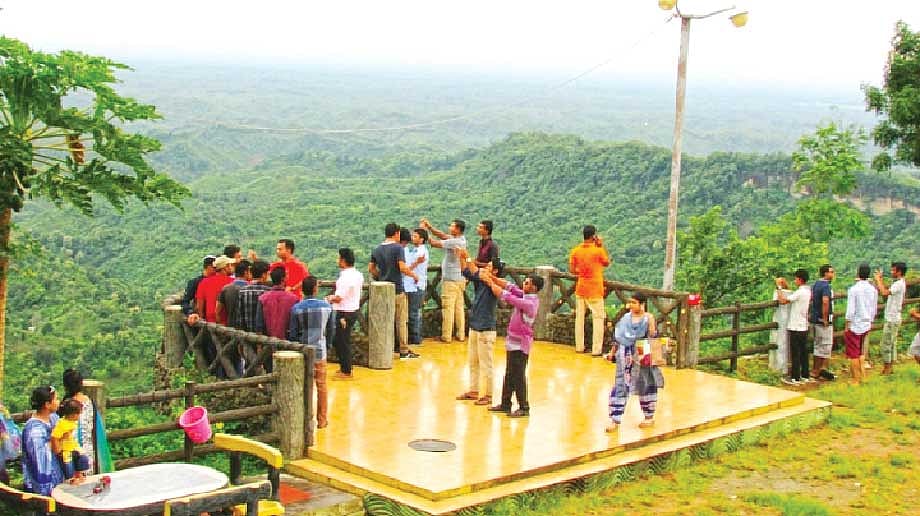 বান্দরবান শহরের খুব কাছে পাহাড়ের চূড়ায় অবস্থিত পর্যটনকেন্দ্র নীলাচলে গেলে দেখা যাবে মেঘ–পাহাড়ের মিতালির দৃশ্য