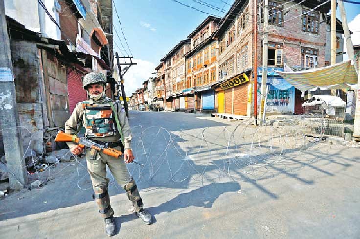 ভারতশাসিত জম্মু ও কাশ্মীর রাজ্যের শ্রীনগরে নিরাপত্তা বাহিনীর টহল