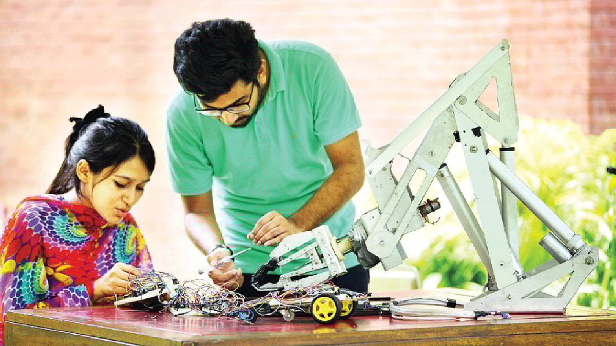 মডেল: আনিকা অনিন্দিতা ও অচিব রেজা