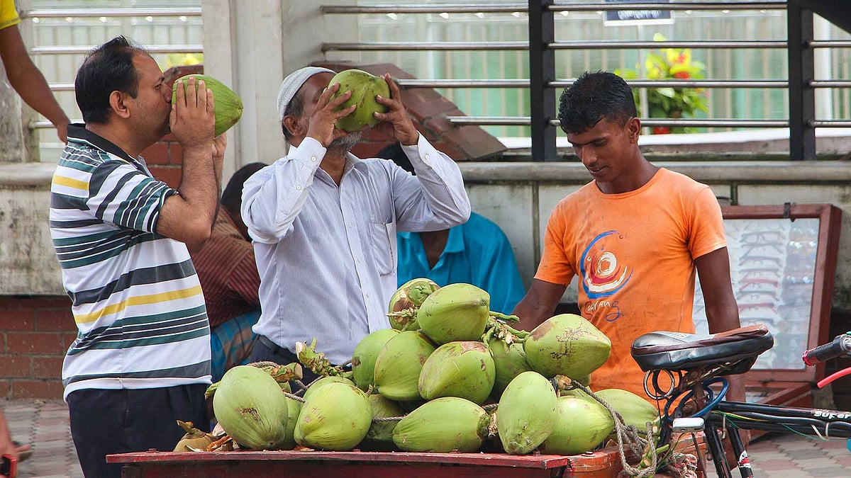 ডাবের পানি পরিচিত প্রাকৃতিক সুপারড্রিংক হিসেবে, তবে সবার জন্য নয়