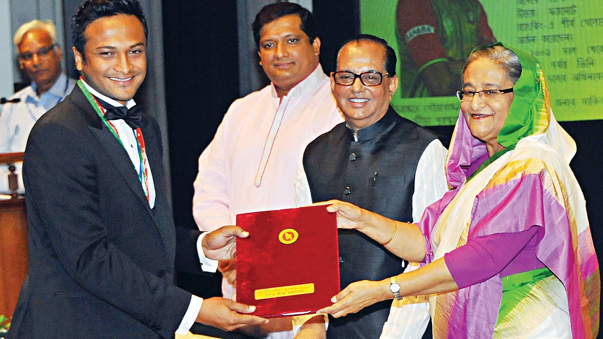 প্রধানমন্ত্রী শেখ হাসিনার হাত থেকে জাতীয় ক্রীড়া পুরস্কার নিচ্ছেন ক্রিকেটার সাকিব আল হাসান। এবার ৮ বছরের পুরস্কার দেওয়া হচ্ছে এক সঙ্গে