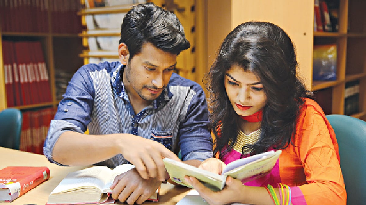 সরকারি প্রাথমিক বিদ্যালয়ে সহকারী শিক্ষক নিয়োগে লিখিত পরীক্ষায় পরীক্ষার্থীদের অবশ্যই সকাল ৯টার মধ্যে কেন্দ্রে প্রবেশ করতে হবে।মডেল: মেহেদী ও মিশু