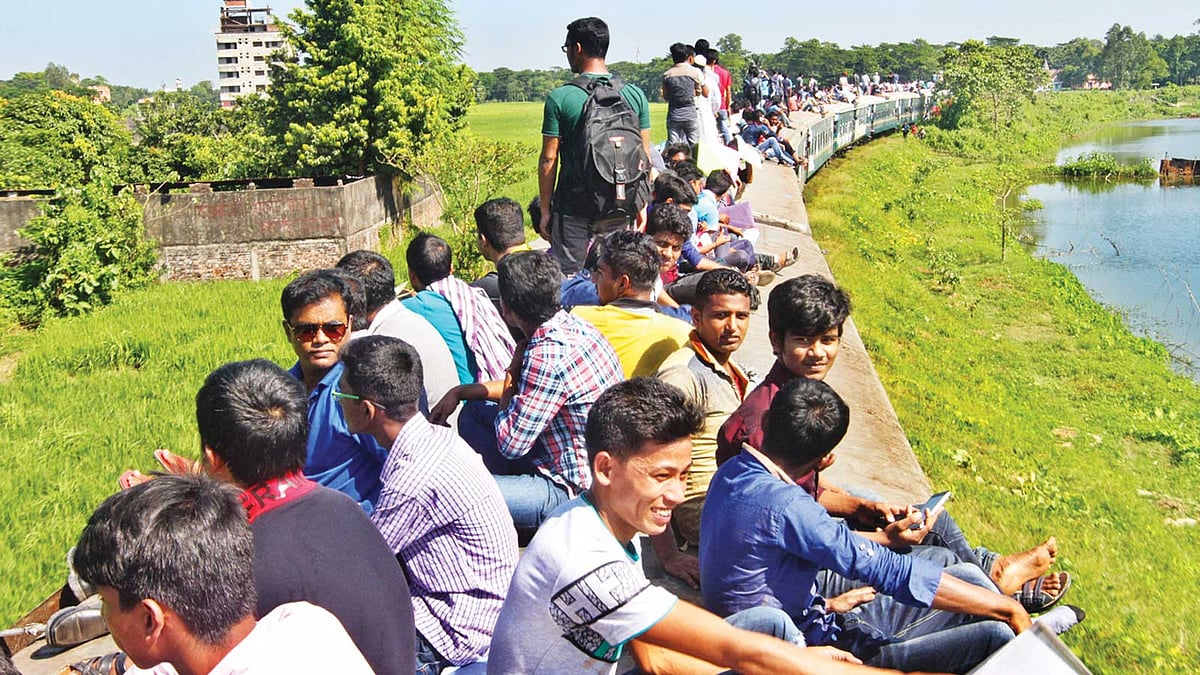 চট্টগ্রাম বিশ্ববিদ্যালয় ভর্তি পরীক্ষা দিতে অনেকে শাটল ট্রেন চলাচল করেন