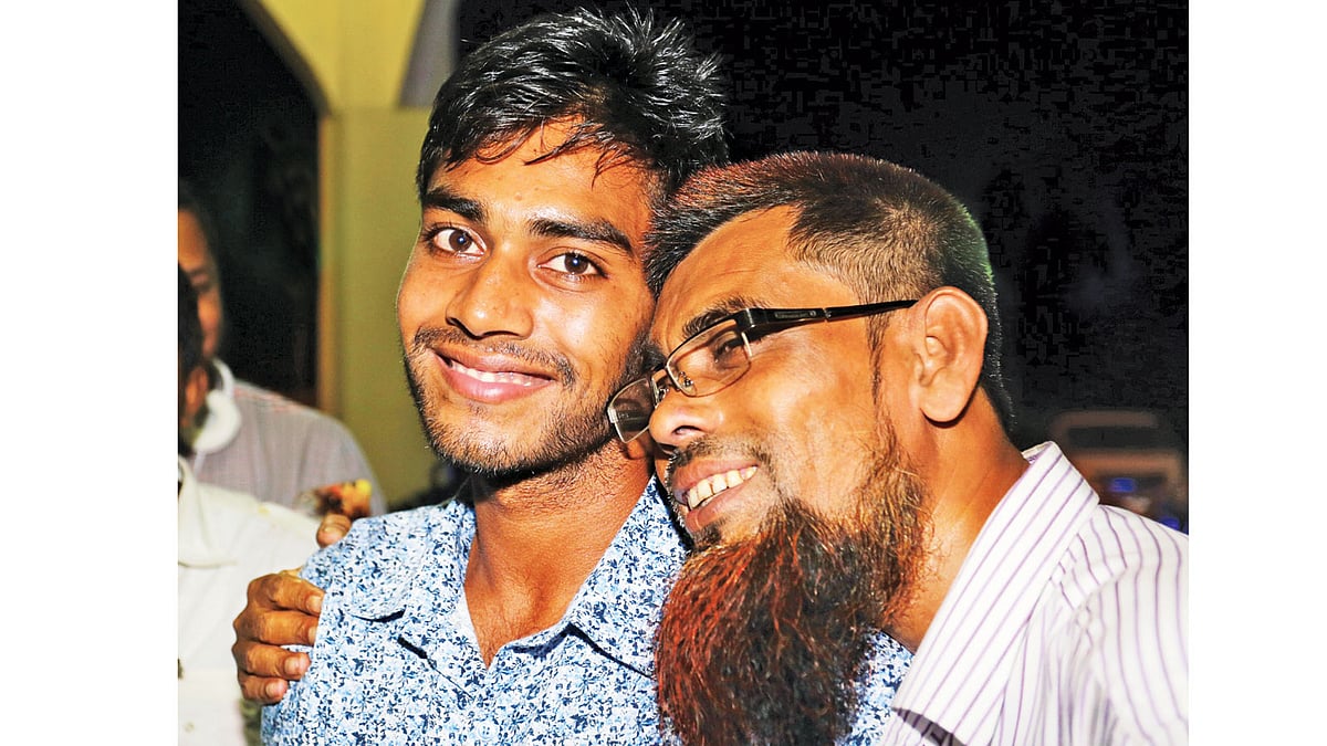 বাংলাদেশ ক্রিকেটের বিস্ময়-বালক মেহেদী হাসান মিরাজকে আদরের আলিঙ্গনে জড়িয়ে ধরেছেন আপ্লুত পিতা মোহাম্মদ জালাল হোসেন। ইংল্যান্ডের বিপক্ষে প্রথম টেস্ট জয়ের নায়ক তিনি