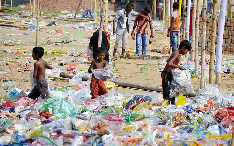 পলিথিন ব্যাগের পাশাপাশি চিপসের মোড়ক, বিভিন্ন প্লাস্টিক বোতল, ই-বর্জ্য—সব মিলিয়ে এখন দেশের পরিবেশ গভীর সংকটে