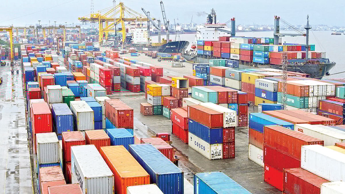 চট্টগ্রাম বন্দরে পণ্যবাহী কনটেইনারের স্তূপ