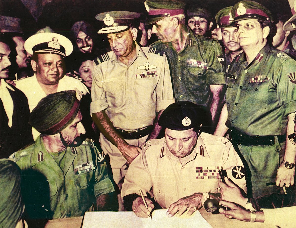 আত্মসমর্পণের দলিলে সই করছেন পাকিস্তানি বাহিনীর পূর্বাঞ্চলীয় কমান্ডের অধিনায়ক লে. জেনারেল এ এ কে নিয়াজি। পাশে মিত্রবাহিনীর লে. জেনারেল জগজিৎ সিং অরোরা। পেছনে সর্বডানে জে এফ আর জ্যাকব। রেসকোর্স ময়দান, ১৬ ডিসেম্বর ১৯৭১।