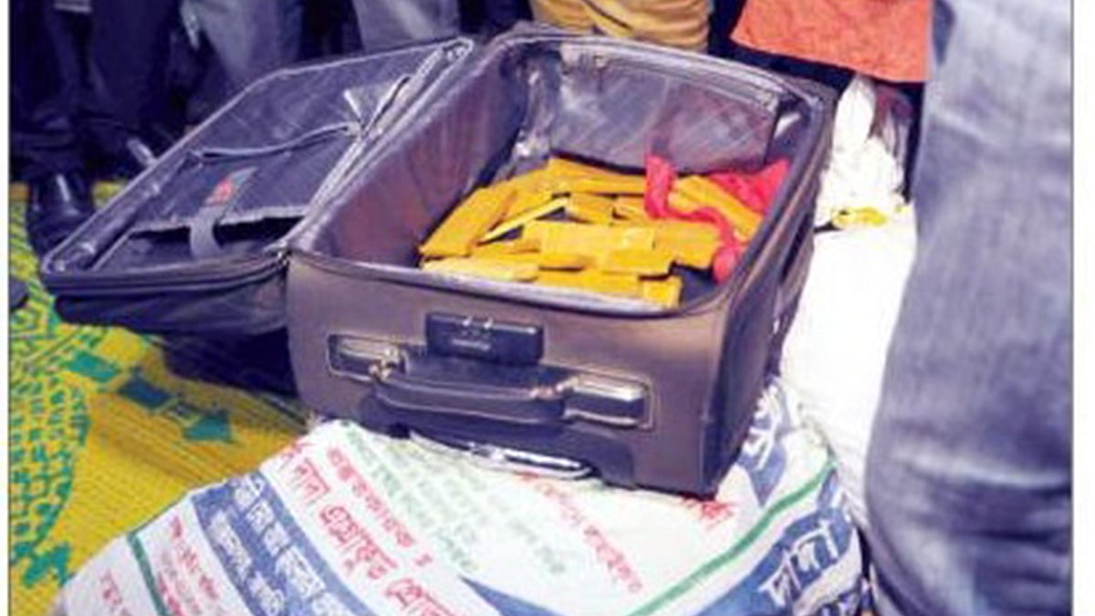 ২০১৪ সালের ২৫ ডিসেম্বর রাজধানীর পুরানা পল্টনের একটি বাসায় অভিযান চালিয়ে ৫ বস্তা মুদ্রা ও ৬১ কেজি সোনা উদ্ধার করেন শুল্ক গোয়েন্দারা