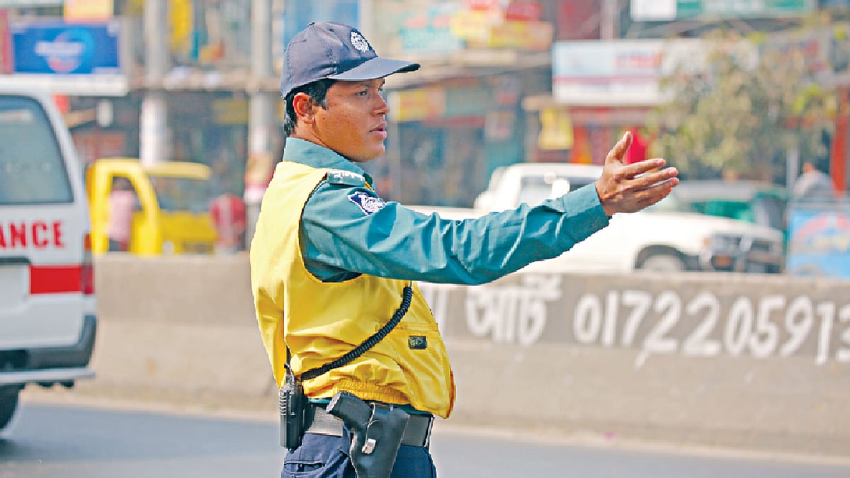রাজধানীর দারুস সালাম জোনে পেশাগত দায়িত্ব পালন করছেন পুলিশ সার্জেন্ট মো. সোহরাব হোসাইন