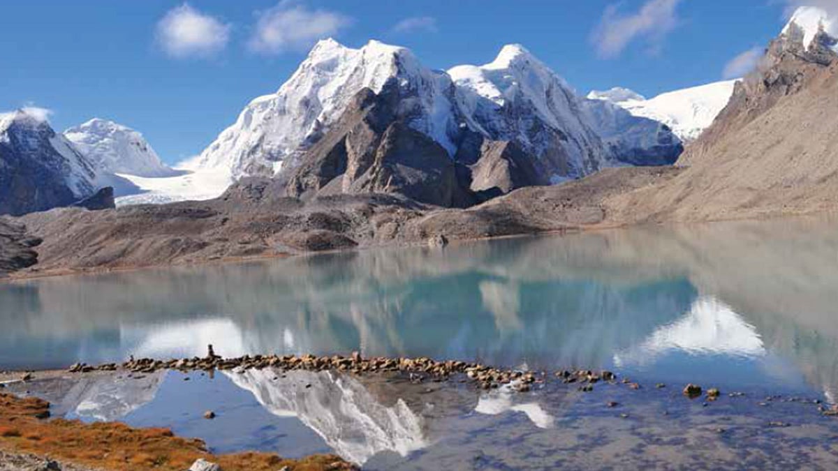 কোভিড-১৯-এর চেয়েও বড় হুমকি বৈশ্বিক উষ্ণতা। শুধু গত বছরেই বিশ্বে ৩০৮টি প্রাকৃতিক দুর্যোগের ঘটনা ঘটেছে। এসবের ৭৭ শতাংশই জলবায়ু ও আবহাওয়া সংক্রান্ত। এসব দুর্যোগে অন্তত ২৪ হাজার ৪০০ মানুষের প্রাণহানি ঘটেছে