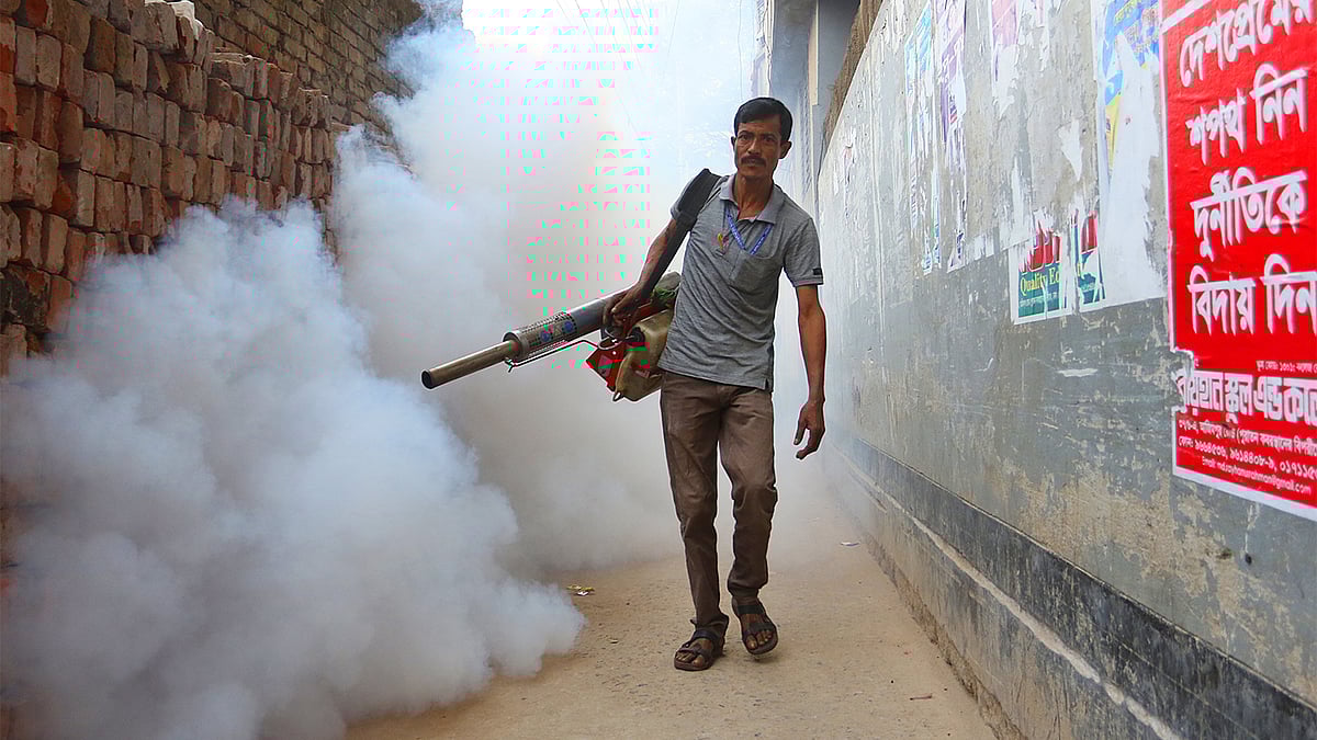 মশা নিধনে ওষুধ দিচ্ছেন ঢাকা দক্ষিণ সিটি করপোরেশনের একজন কর্মী