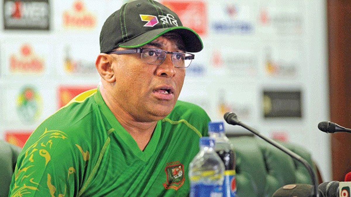 বাংলাদেশের প্রধান কোচ হিসেবে ফিরছেন চন্ডিকা হাথুরুসিংহে
