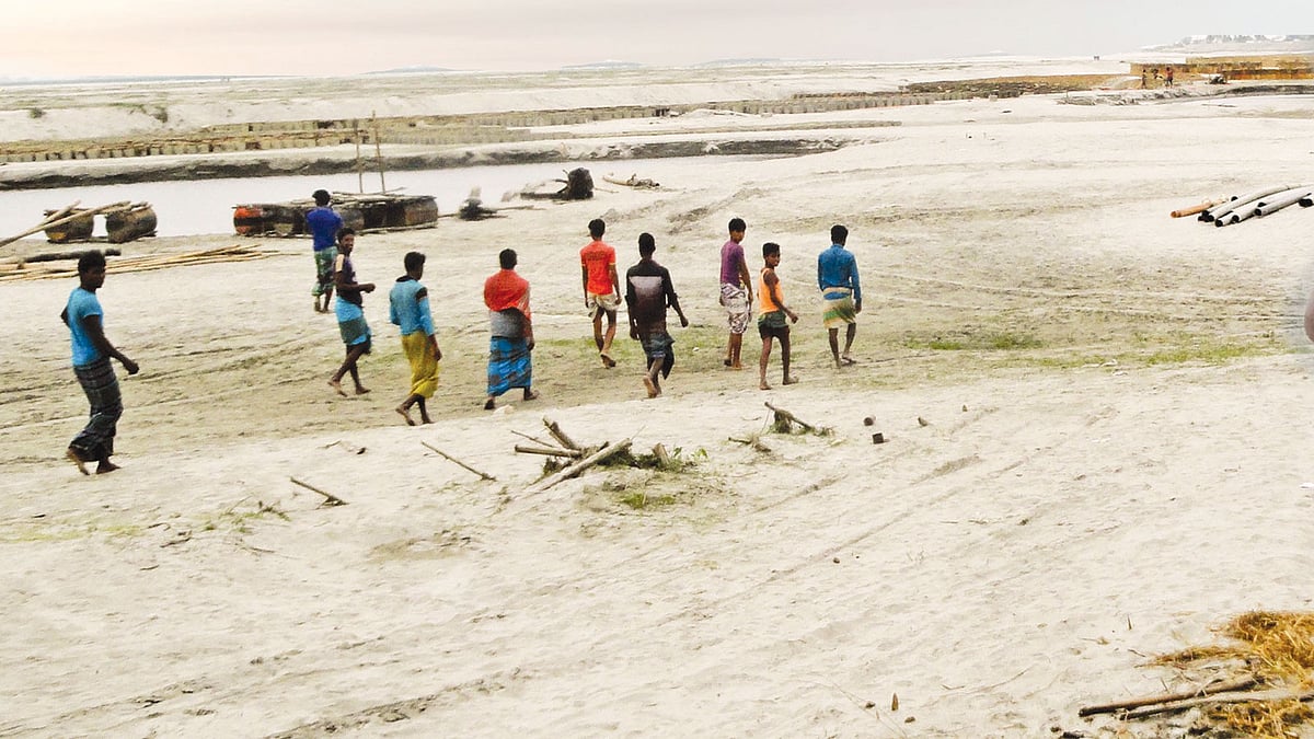 উজান থেকে পানি না আসায় শুষ্ক মৌসুমে ধু ধু বালুচর জাগে তিস্তা নদীতে