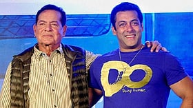 বাবা সেলিম খানকে সঙ্গে নিয়ে বারান্দায় দেখা দিলেন সালমান