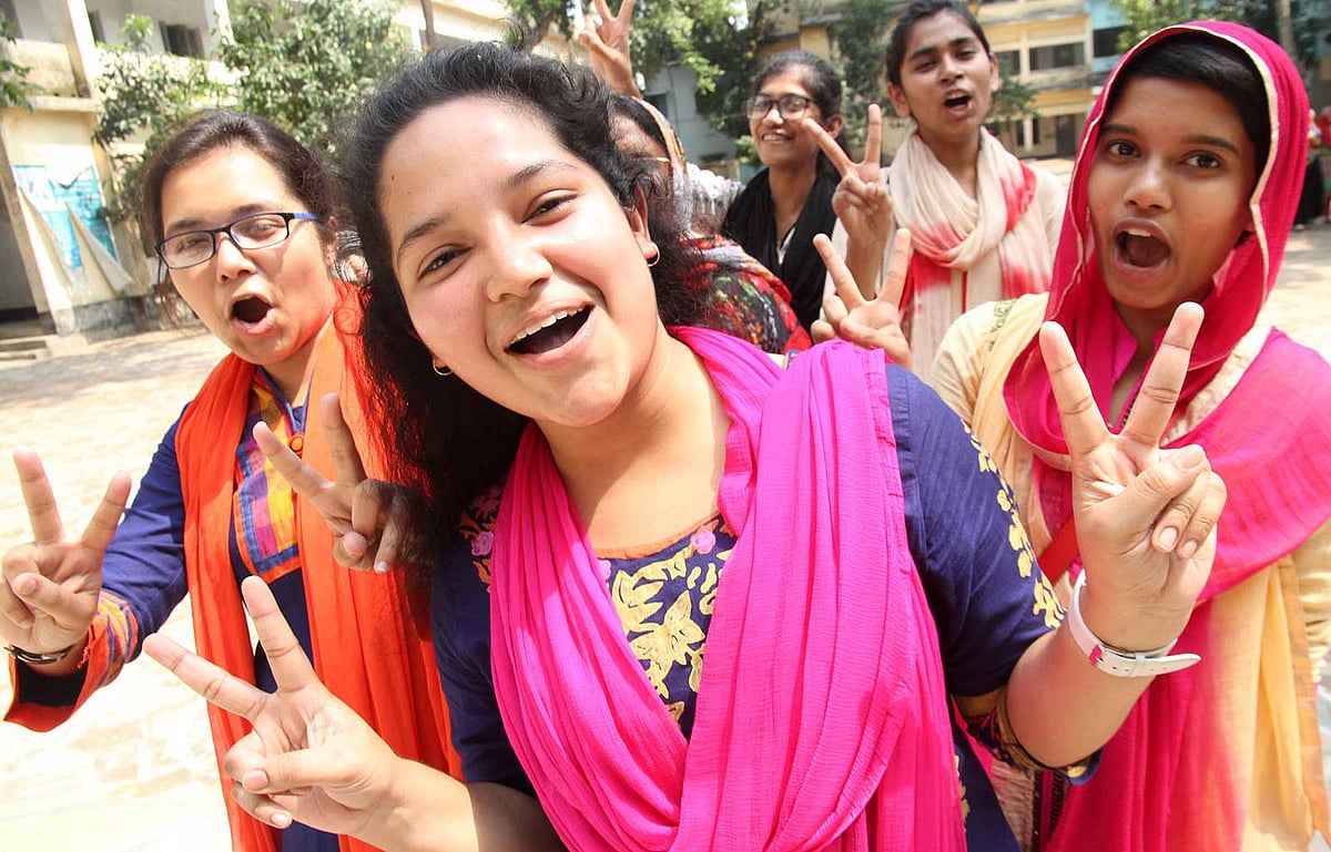 শিক্ষার্থীদের মধ্যে যারা এবার ফল পুনর্নিরীক্ষণে জিপিএ-৫ পেয়েছেন তাদের উচ্ছ্বাসটা এমনই হয়।