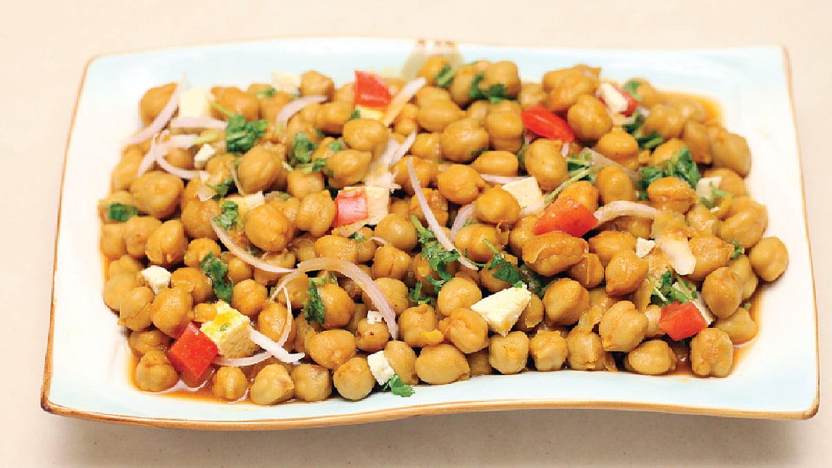 বাহারি মসলা দেওয়া এক কাপ চানা বুট দারুণ সুস্বাদু