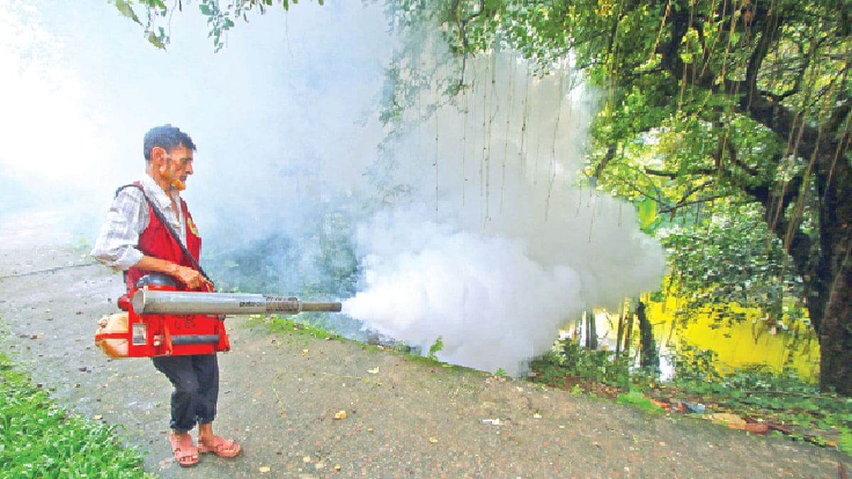 মশক নিধন কার্যক্রমের অংশ হিসেবে ফগার মেশিনের মাধ্যমে ওষুধ দেওয়া হচ্ছে
