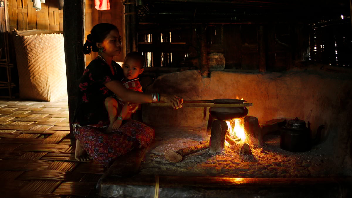 গ্রামীণ নারীরা রান্নাঘরে একদিনে গড়ে তিন ঘণ্টার বেশি সময় কাটান