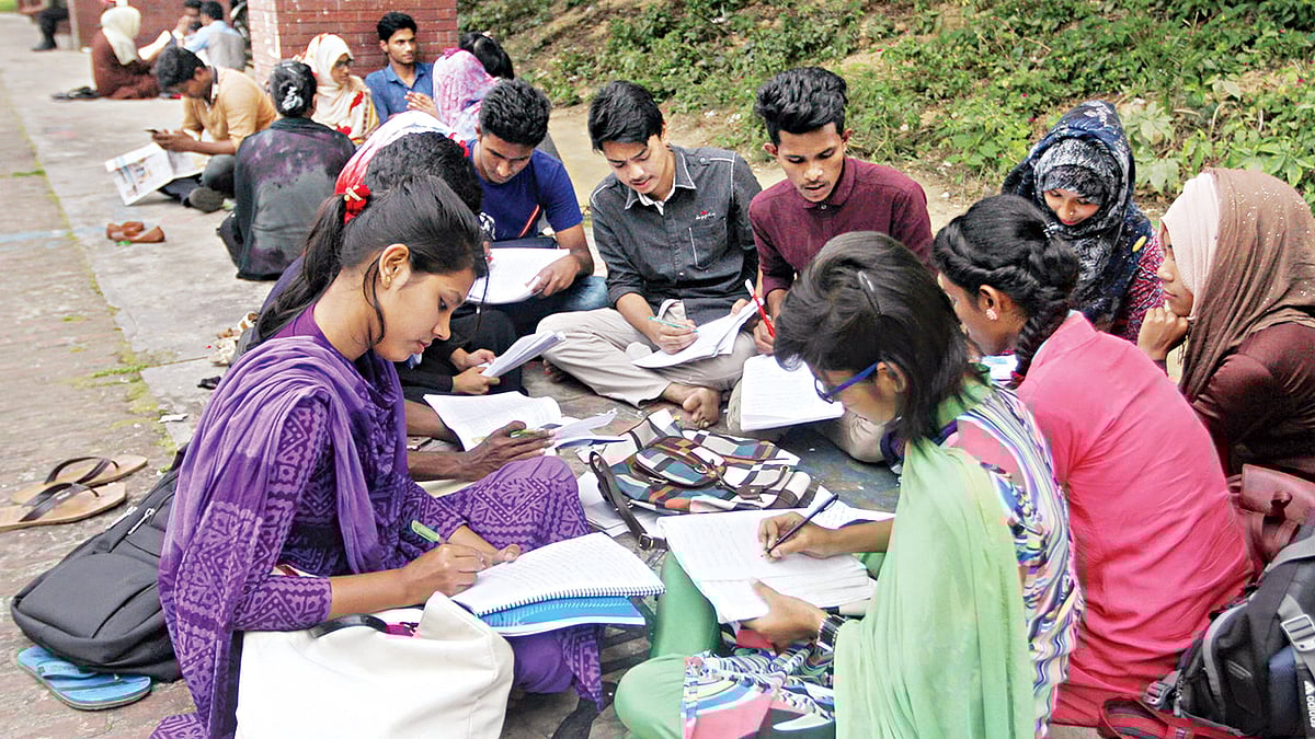 বিসিএস পরীক্ষার প্রস্তুতিতে গ্রুপ স্টাডি করছেন শিক্ষার্থীরা