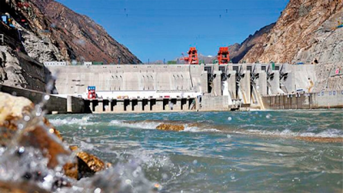 তিব্বতের ইয়ারলাং সাংপো নদীতে চীনের তৈরি বাঁধ। এই নদীটিই ভারতের অরুণাচল আর আসামে ব্রহ্মপুত্র হয়ে বাংলাদেশে প্রবেশ করে যমুনা নাম নিয়ে বঙ্গোপসাগরে পড়েছে।