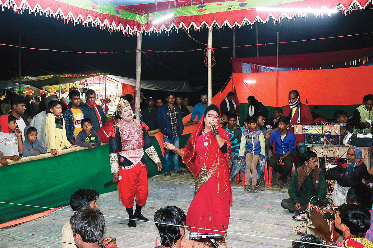 একসময় রাত জেগে যাত্রা দেখত মানুষ, এখন কেন হারিয়ে যাচ্ছে এই শিল্প