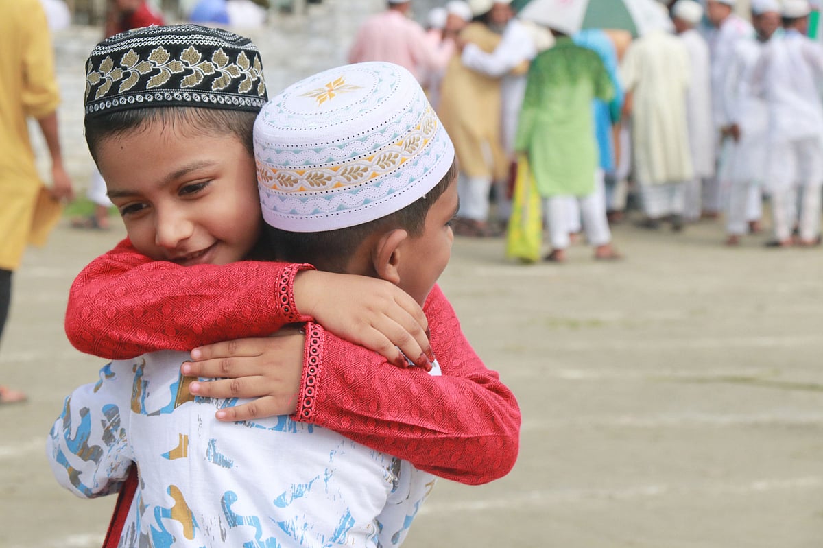 নামাজের পর খুশিতে কোলাকুলি করছে দুই শিশু