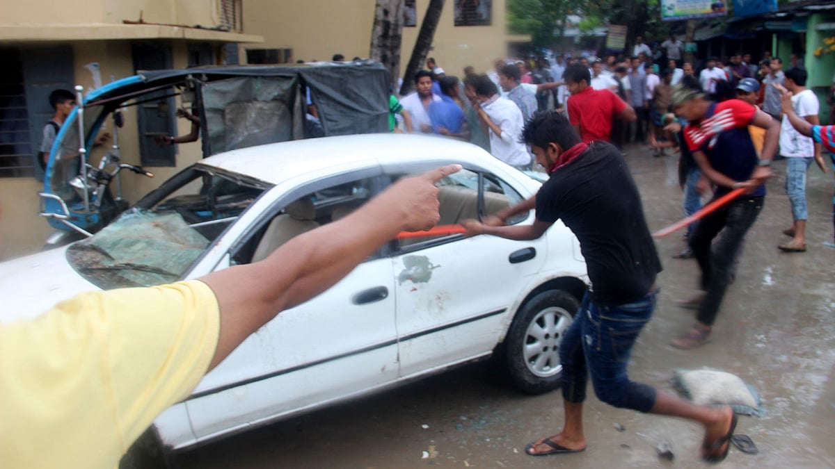 ছাত্রলীগের নেতা-কর্মীরা কুষ্টিয়া আদালত চত্বরে মাহমুদুর রহমানের ওপর হামলা চালায় বলে অভিযোগ উঠেছে। ছবি: তৌহিদী হাসান