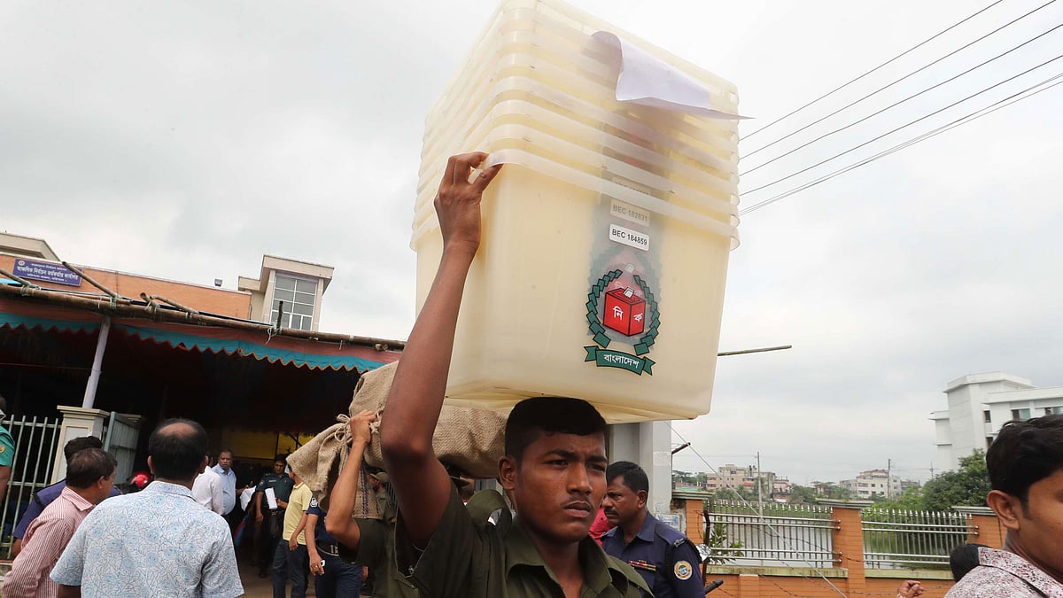 বিতর্কিত তিনটি নির্বাচন পেরিয়ে প্রায় দেড় যুগ পর অবাধ ও সুষ্ঠু নির্বাচনে ভোট দেওয়ার আশায় এখন মানুষ