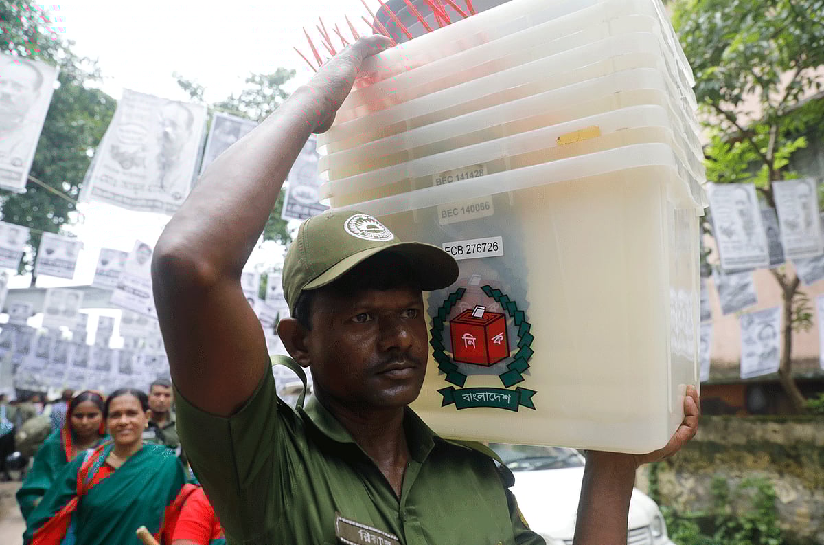 ব্যালট বাক্স ও নির্বাচনী উপকরণ বিতরণ