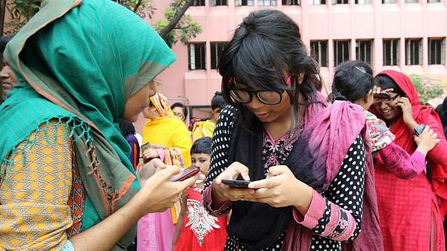 মোবাইলে বার্তা পাঠিয়ে পরীক্ষার ফল দেখছেন পরীক্ষার্থীরা