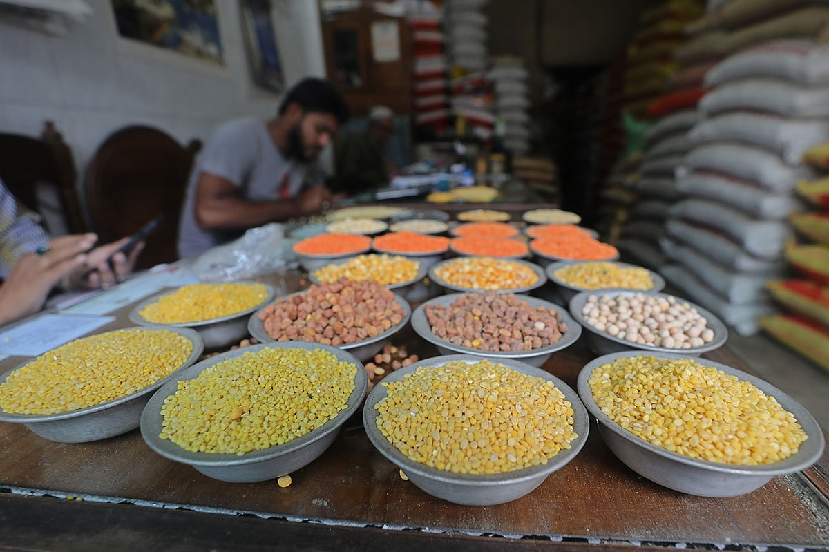 বিক্রির জন্য বাজারে সাজিয়ে রাখা হয়েছে বিভিন্ন ধরনের অন্যান্য ডাল