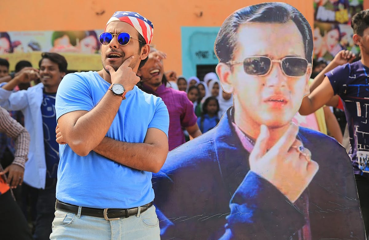 ‘নাম্বার ওয়ান হিরো’ গানের দৃশ্যে সালমান শাহের কাট–আউট ছবি নিয়ে নেচেছেন সিয়াম আহমেদ। ছবি: পোড়ামন–২ চলচ্চিত্র থেকে নেওয়া