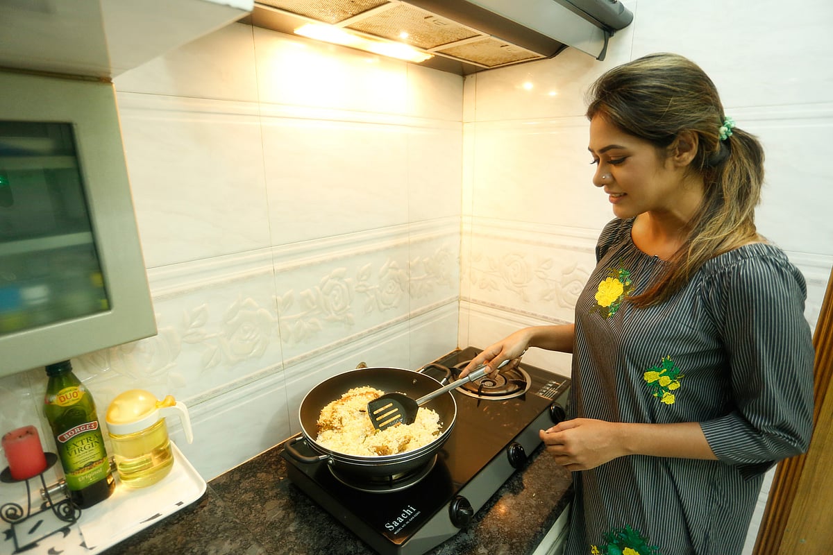 গরমের কষ্ট কিছুটা কমিয়ে কীভাবে রান্না করা যায় জেনে নিতে হবে তার উপায়