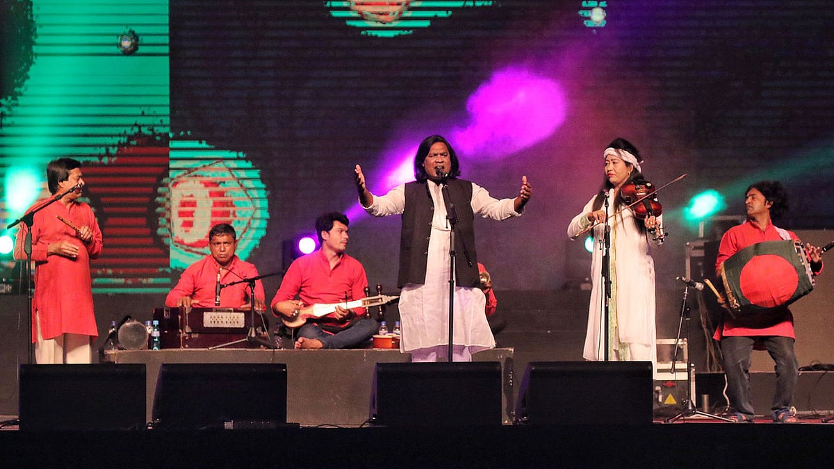 ফোক ফেস্টের আসরে দর্শক–শ্রোতাদের গান শুনিয়েছেন শিল্পী আবুদল হাই দেওয়ান